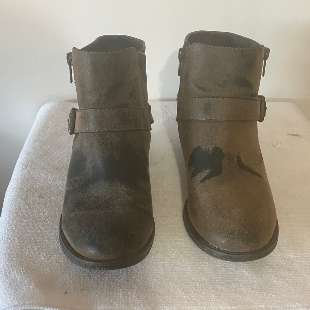 Sonoma SNROSABrown 81/2M Distressed Faux Leather Ankle Boots w/Buckle Accents